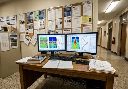 Seismic amplitude map with subsurface fault lines